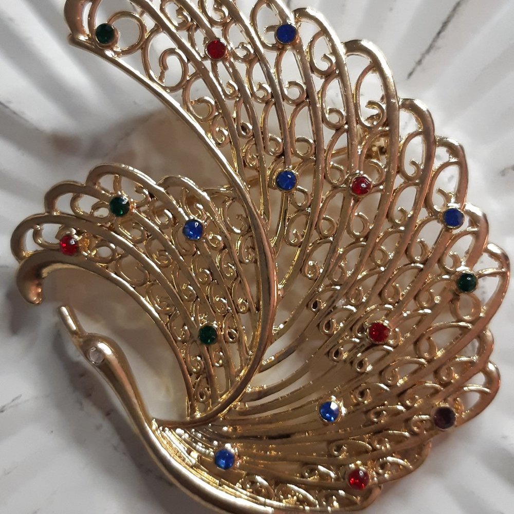 Stunning gold metal bird brooch